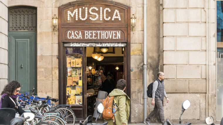 Casa Beethoven, fundada el 1880, botiga emblemàtica de música al costat del Palau de la Virreina