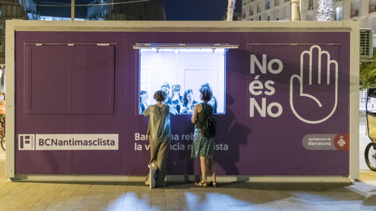 Punto lila on dues dones són ateses pel servei d'informació i assessorament. Es llegeix 
