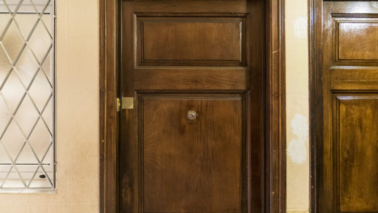 Portes d'habitatges en un replà