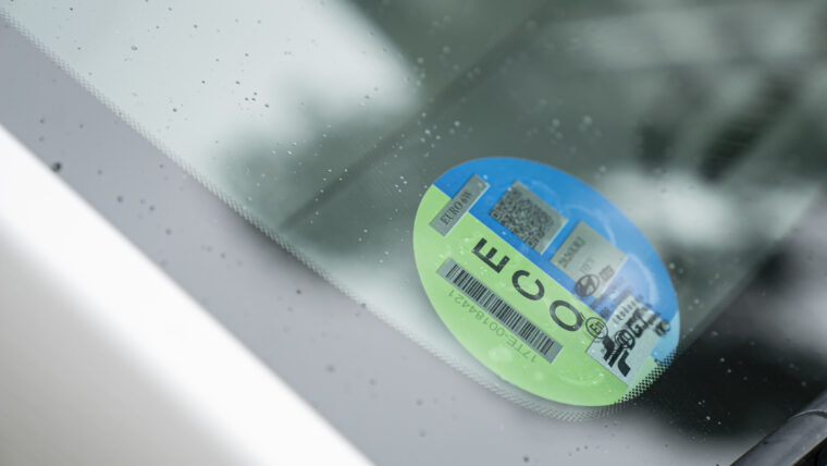 Etiqueta mediambiental ECO al vidre frontal d'un turisme