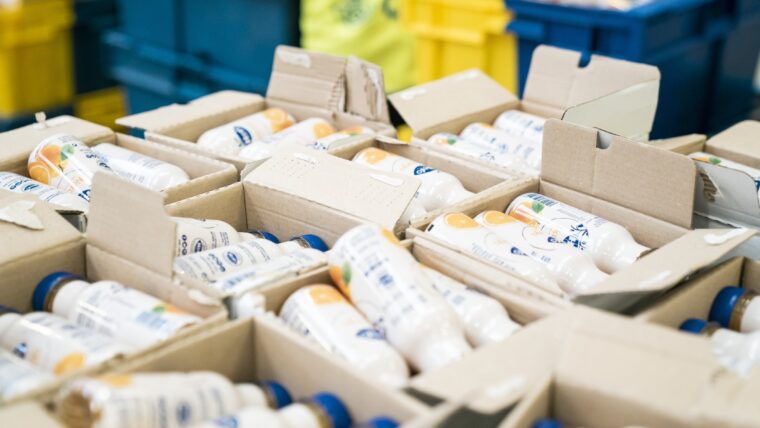Caixes d'un lot d'aliments destinats a projectes de cooperació.