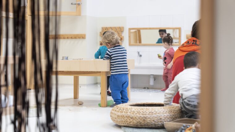 Infants a la classe d'una escola bressol