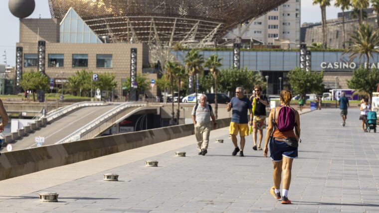 Persones caminant pel passeig Marítim, al Port Olímpic de Barcelona.