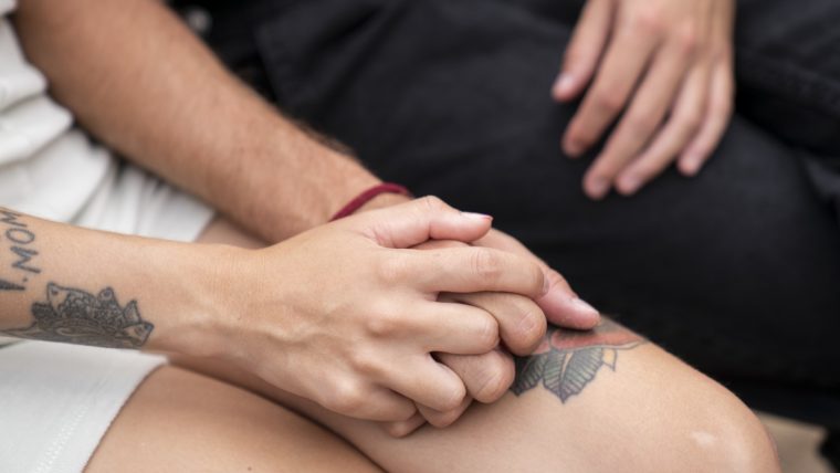 mans, entrellaçar, parella, soledat, tatuatge