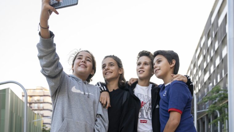 Grup de nois i noies joves fent-se un selfie