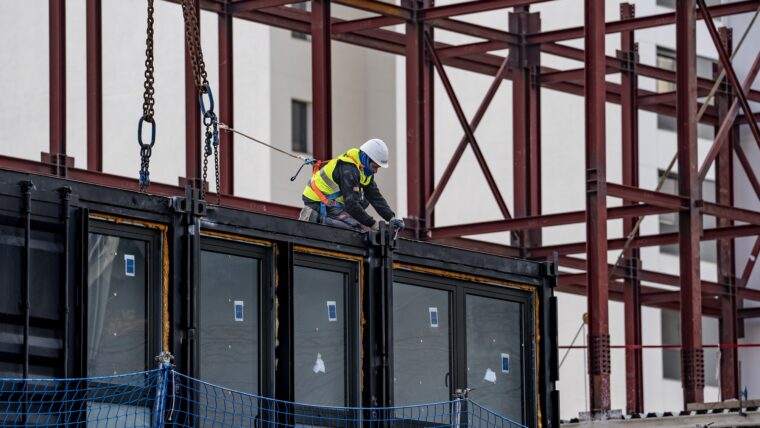 Un treballador durant la construcció d'un edifici