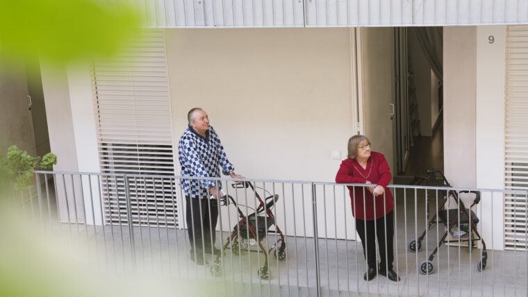 Dues persones grans en un espai comú dels habitatges d'Ali Bei