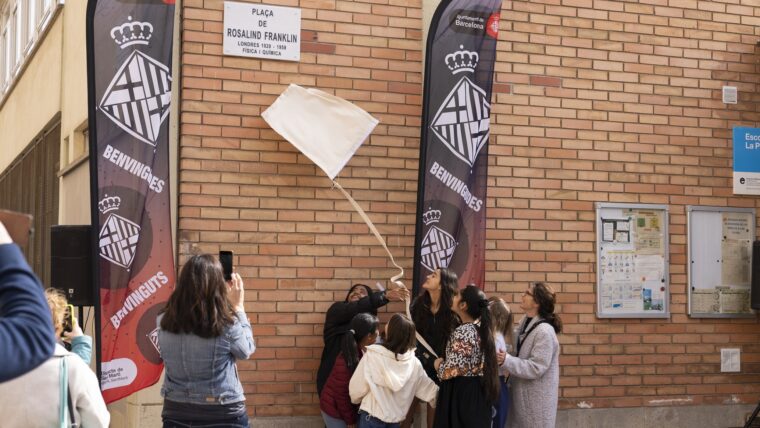 Un grup de dones descobreix una placa de carrer amb el nom de Rosalind Franklin.
