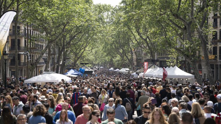 Gent caminant per la Rambla entre les parades de llibres i roses. Autora: Mònica Moreno