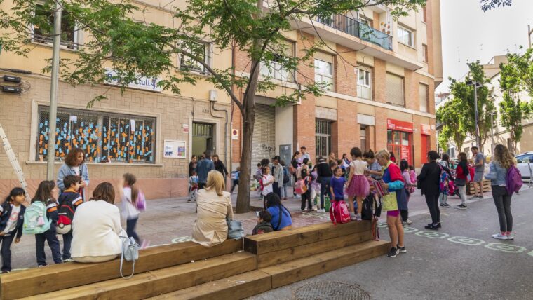 Diverses famílies esperen els nens i nenes a la sortida de l’escola Ramon Llull.