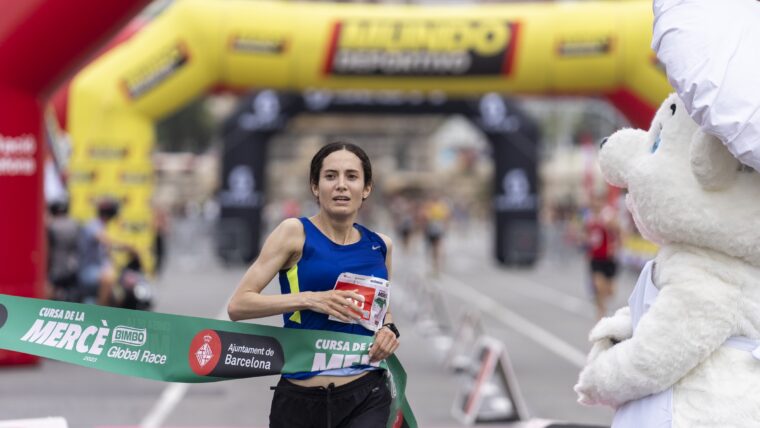 Douae Ouboukir El Oihabi, guanyadora de la cursa de la Mercè 2023, a l’arribada de l’avinguda Maria Cristina.