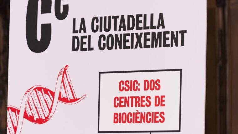 Pantalla enrotllable amb informació del futur edifici del CSIC dins la Ciutadella del Coneixement.