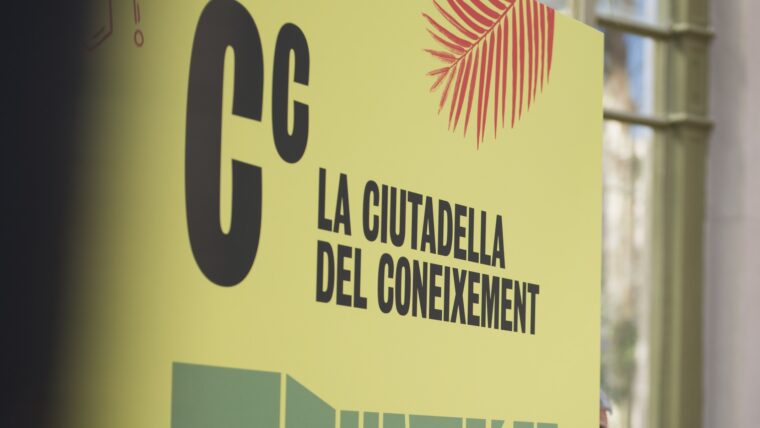 Detall del cartell amb informació de La Ciutadella del Coneixement col·locat a la inauguració del nou Hivernacle del parc de la Ciutadella.