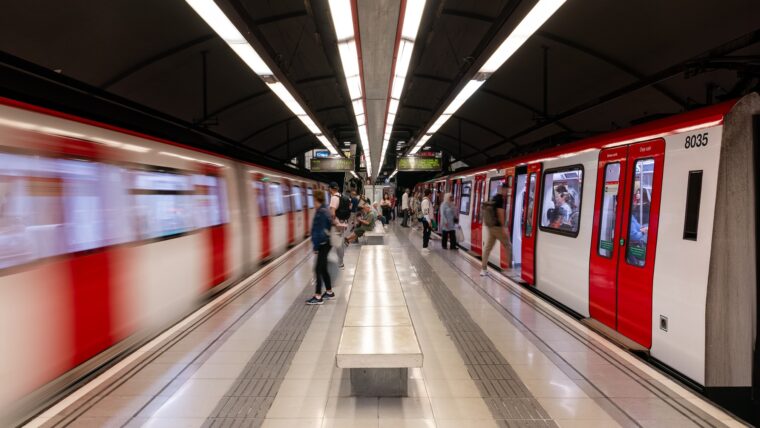Dos combois en una estació de metro de Barcelona