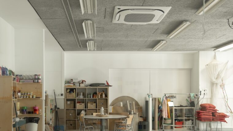 Aire condicionat al sostre d'una de les aules de l'escola Fluvià