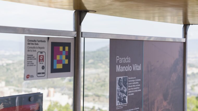Parada d'autobús de Torre Baró amb el cartell dedicat a la memòria de Manolo Vital i a l'episodi del segrest de l'autobús 47