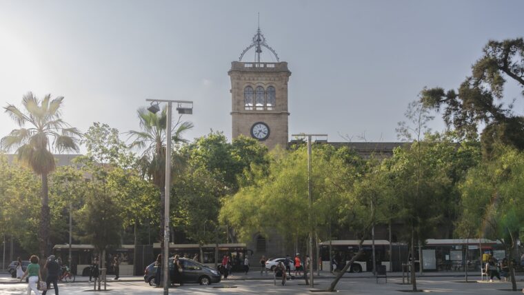Plaça Universitat on hi ha al fons l'edifici històric de la Universitat de Barcelona. Autor: Josebel A. Tinoco