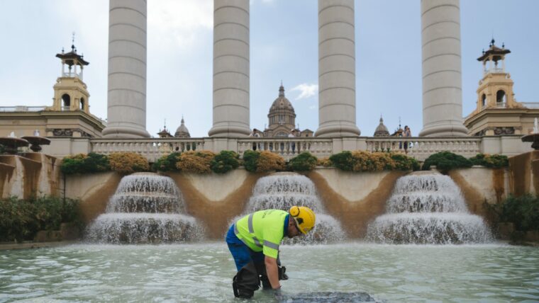 Operari fent manteniment de La Font Màgica de Montjuïc
