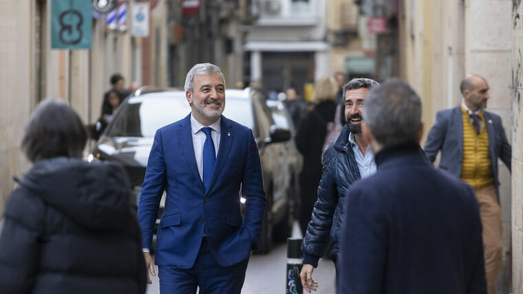 L'alcalde de Barcelona passeja pels carrers de Gràcia.