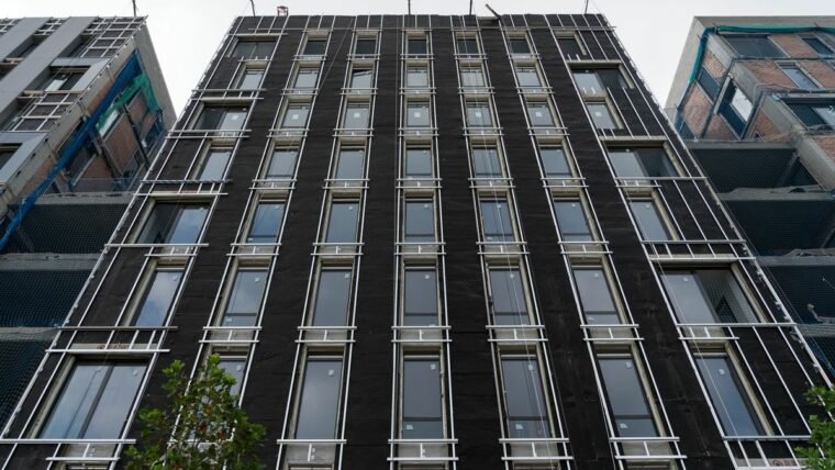 Bloc de pisos públics en construcció al barri de la Marina del Prat Vermell