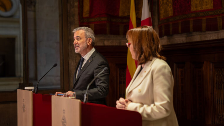 L’alcalde de Barcelona, Jaume Collboni, i la consellera de Territori, Habitatge i Transició Ecològica, Sílvia Paneque, durant una compareixença amb mitjans
