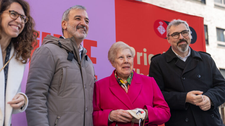 L’alcalde de Barcelona, Jaume Collboni; la regidoria de Salut, Persones amb Discapacitat i Estratègia contra la Soledat, Marta Villanueva, i el comissionat d’Habitatge, Joan Ramon Riera Alemany, lliuren les claus a una dona. Autor: Lucas Amillano