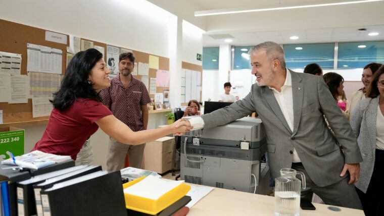 L'alcalde, Jaume Collboni, estreny la mà a una de les professionals que treballen a l'Espai Niu durant la visita que ha tingut lloc aquest matí