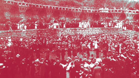 Una imatge d'època mostra un ball popular al Park Güell
