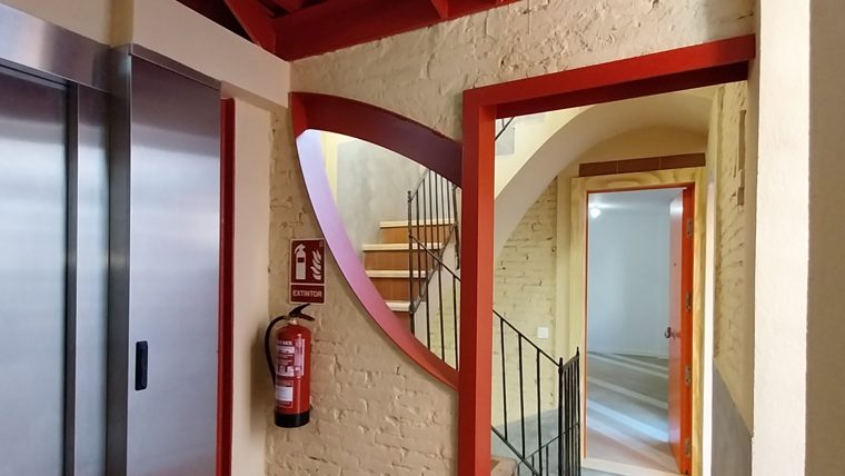 Detall de l'accés a les escales de la finca rehabilitada del carrer Hospital