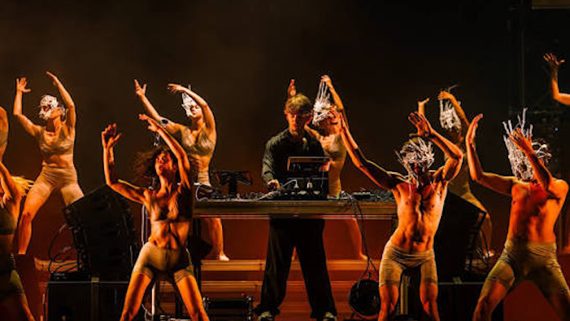 Un moment de l'espectacle amb un grup de performers en escena