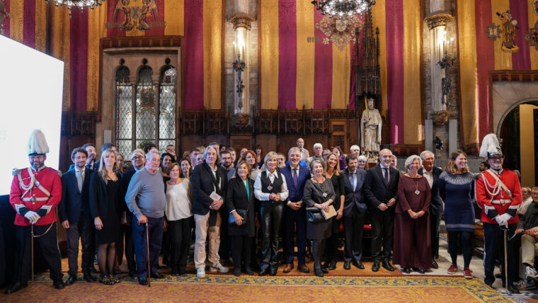 Foto de grup de tots els premiats amb l'alcade, Jaume Collboni, i altres membres de la corporació municipal