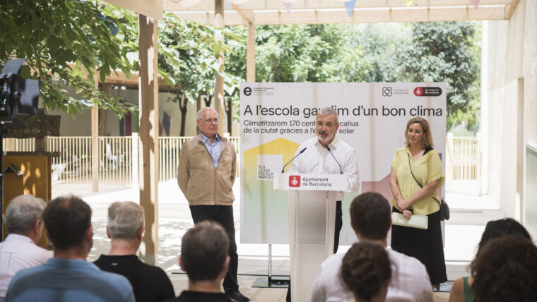 L'alcalde, Jaume Collboni, durant la visita a l'Escola Els Llorers, un dels 24 centres on s'han començat les obres del Pla Clima Escola Barcelona.