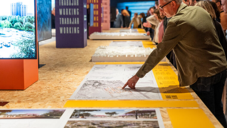 Un visitant a l'exposició Barcelona 2035. Autor Isaac Carbonell