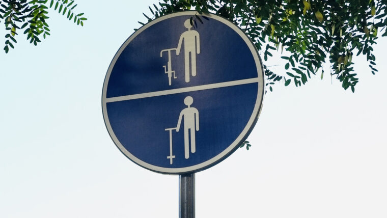 Nou senyal que obliga a baixar de cicles i vehicles de mobilitat personal.