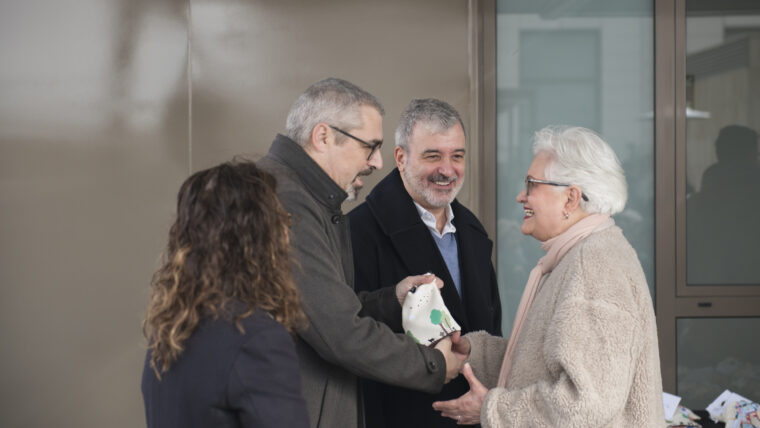 L'Alcalde de Barcelona, Jaume Collboni, la Regidora de Sant Andreu, Marta Villanueva, i el Comissionat d'Habitatge, Joan Ramón Riera, entreguen una bosseta amb les claus a una nova resident.