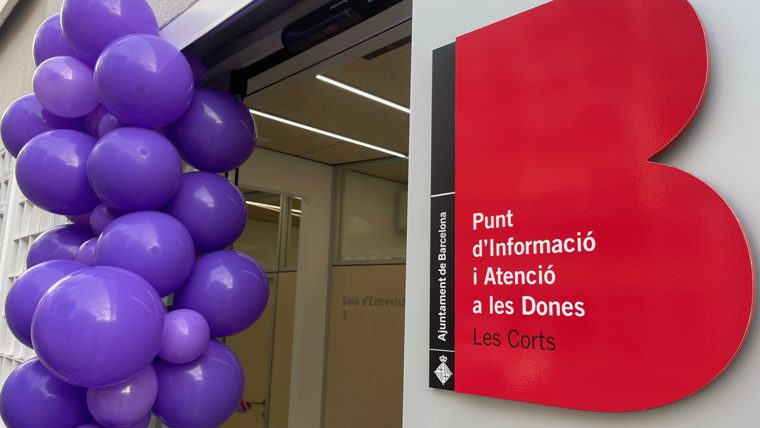 Porta d'entrada del punt d'informació i atenció a les dones (PIAD) del districte de les Corts.