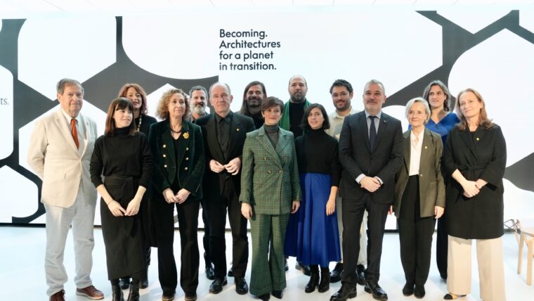 Foto de família de les autoritats i membres del comissionat del Congrés Mundial d'Arquitectura #UIA2026BCN