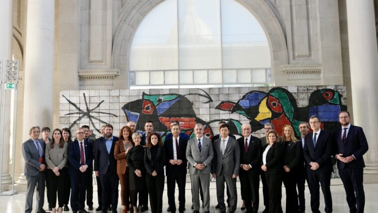 Fotografia de grup dels representants que han participat a la cimera europea d'alcaldes i alcaldesses.