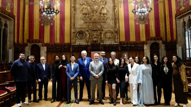 Foto de família de la tercera promoció del programa Prometeus