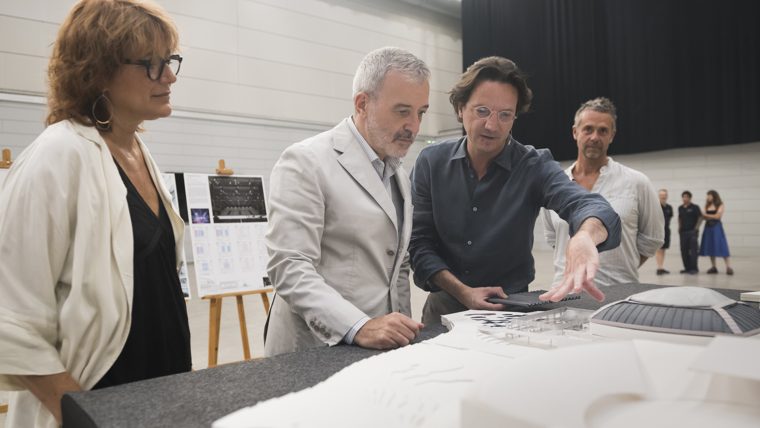 L'alcalde Jaume Collboni observa la maqueta del nou Sant Jordi Club a la presentació del projecte guanyador per la reforma