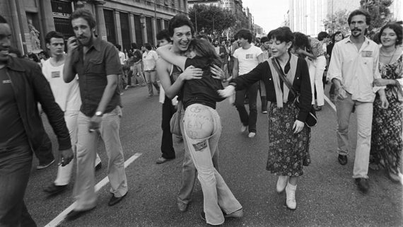 Manifestació LGTBI 1978, plaça Catalunya. Pérez de Rozas. Arxiu Fotogràfic de Barcelona