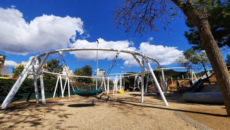 Perspectiva de les instal·lacions de l'àrea de jocs infantils del parc del Poblenou