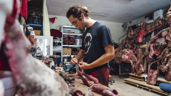 Retrat de l'artista Daniel Esteban mentre elabora una de les escultures que formen part de l'estructura