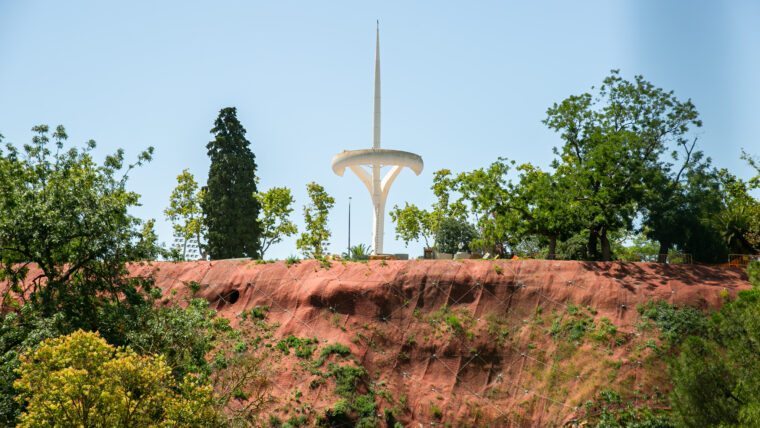 Talús estabilitzat a la muntanya de Montjuïc. Al fons, la Torre Calatrava.