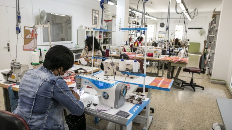 Dones treballant a un taller tèxtil