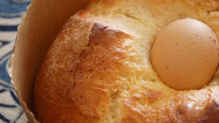Detall d'una mona de Pasqua de brioix amb un ou dur al centre.