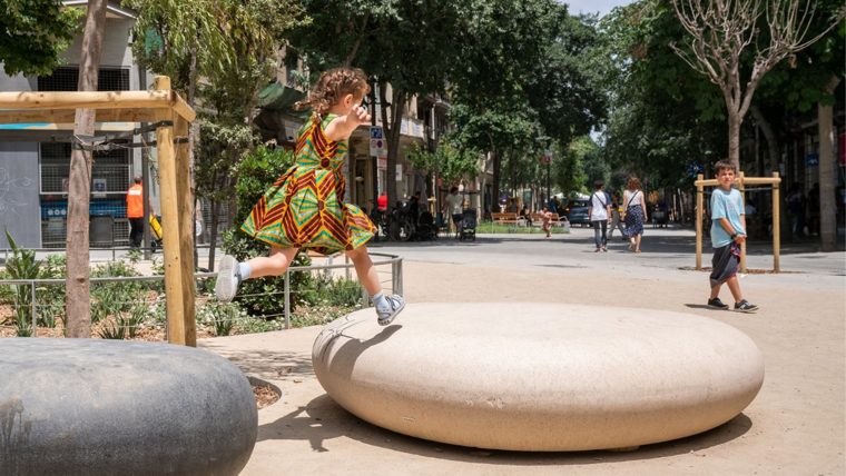 Una nena juga en una zona pacificada de Consell de Cent