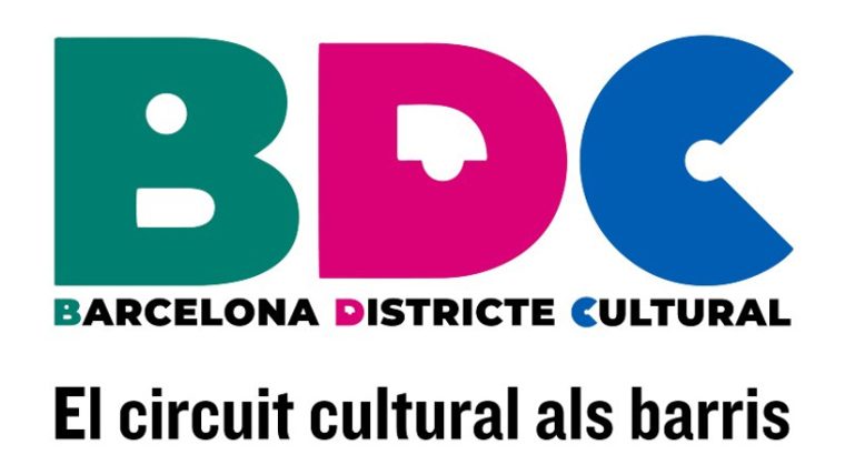 Barcelona Districte Cultural. El circuit cultural als barris. Les inicials B, D i C centrades, ocupant la meitat de l'espai i en color verd, rosa i blau