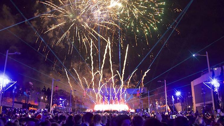 Vista de l'espectacle pirotècnic de l'avinguda Reina Maria Cristina