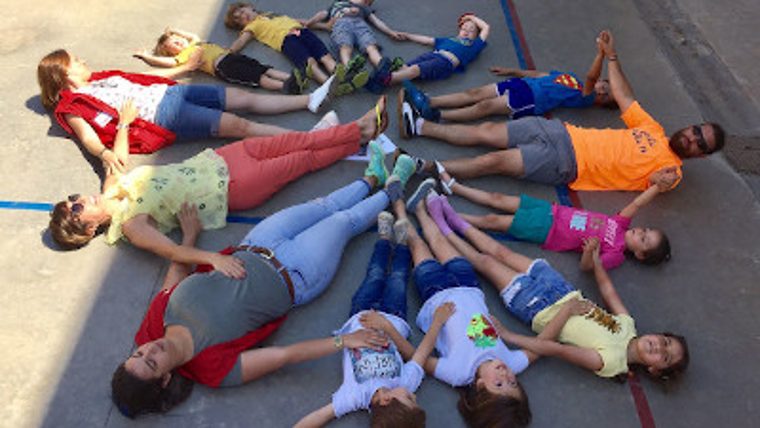 Nens i nenes durant un joc en un pati escolar